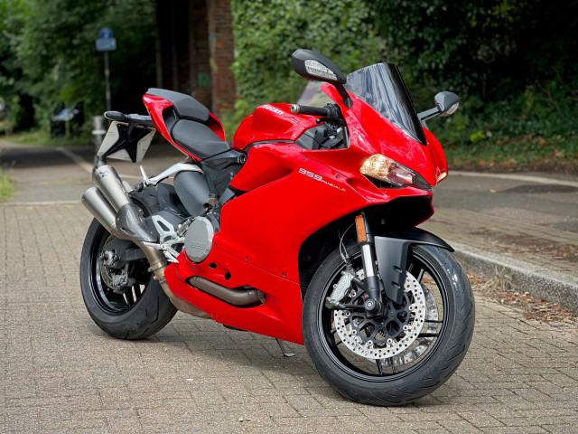 Ducati Panigale 959 Akrapovic 2016 10k miles  0
