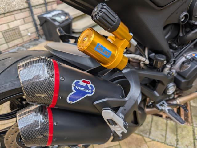 Monster 937, ohlin rear shock, raised seat and tail tidy 8