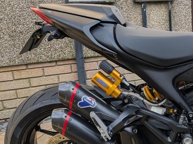 Monster 937, ohlin rear shock, raised seat and tail tidy 7