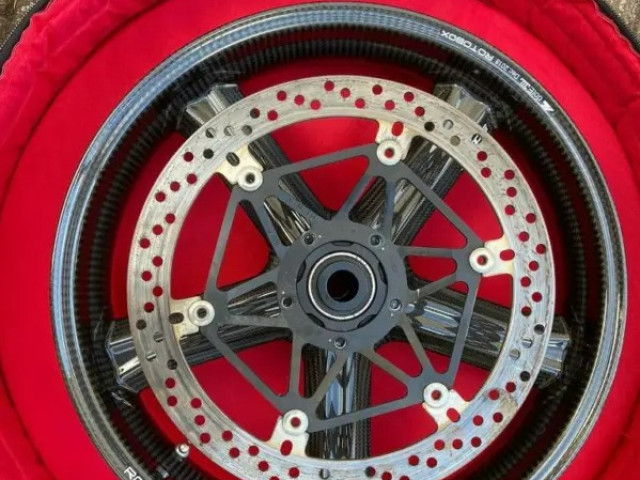 Rotobox boost carbon fibre wheels (Ducati V4) 2