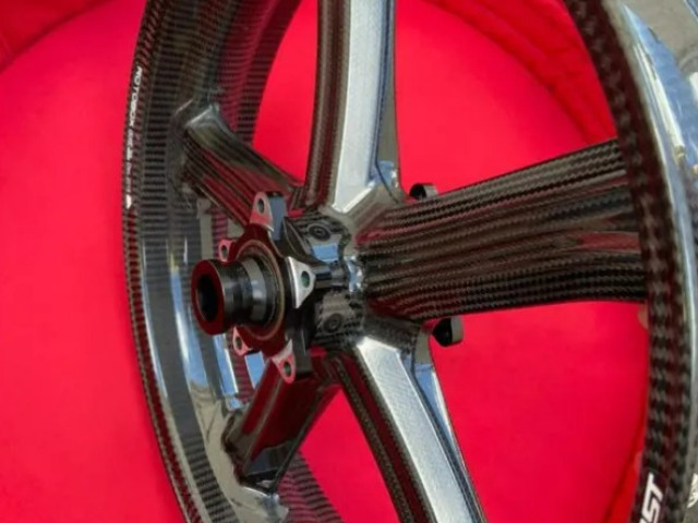 Rotobox boost carbon fibre wheels (Ducati V4) 4