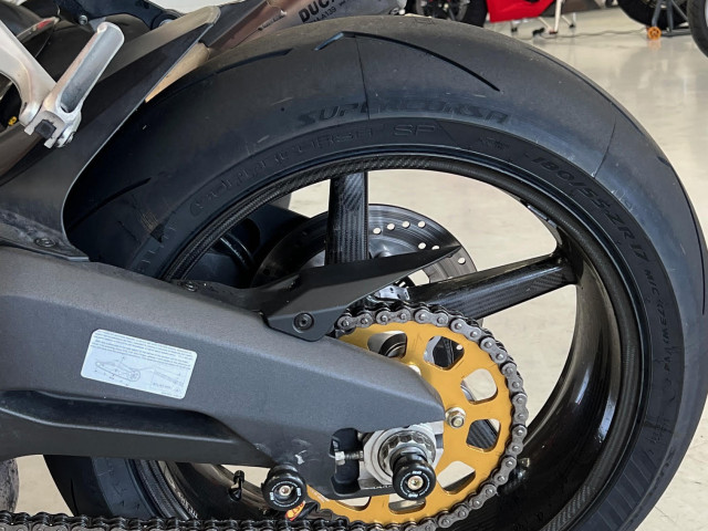 Ducati Panigale 959 - Akrapovic - BST Carbon Wheels  8