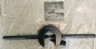 887130957 - Distance Piece Retaining Tool and Spacer (Forks)