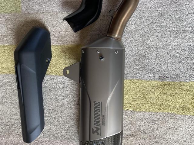 Multistrada 1200 V4 Akrapovic slip on end can 6