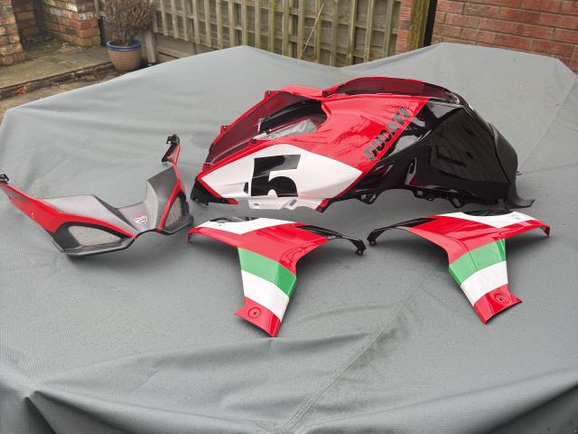Multistrada V4s panels 0