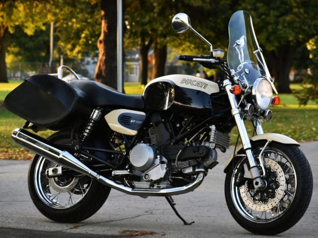 GT1000 Touring Screen with fittings 1